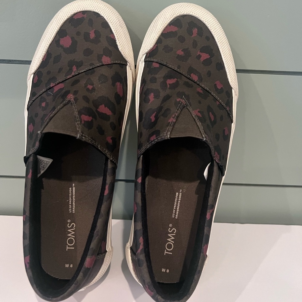 TOMS Women's Black and Green - Fenix Leopard Sneakers size 8